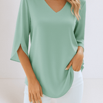 Stylový top s V-výstřihem a otevřenými rukávy